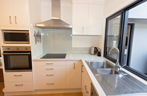 Mount Maunganui House | Beachside Blue - Stunning ocean views