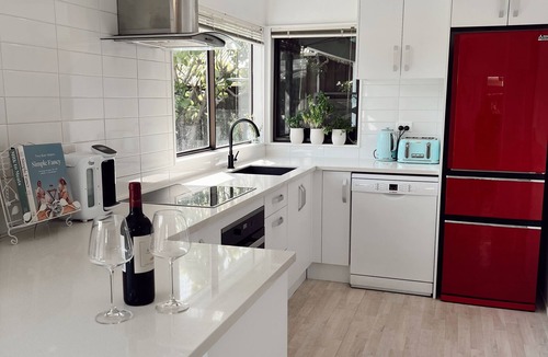 Manly House | Beachside living - 2 min walk to Big Manly Beach!