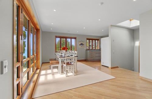 Laingholm Apartment | Beachside Luxury - Laingholm Holiday Apartment