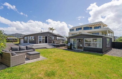 Whangamata House | Beachside on Hinemoa