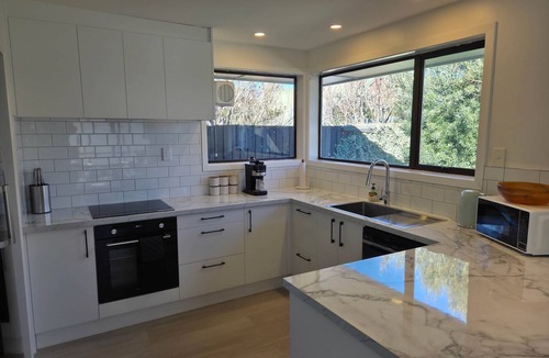 Avonhead House | Beautiful Home w/Parking | Easy Airport Access