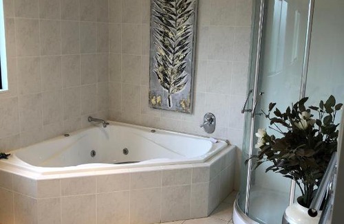 Somerville Villa | Beautiful Luxurious Large Home