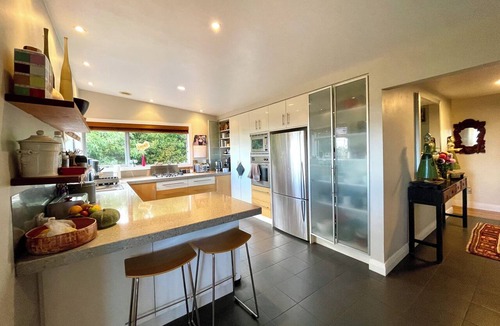 Titirangi Apartment | Beautiful Titirangi Bush & Sea View Santuary with large entertainers deck.