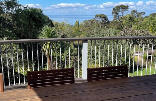 Titirangi Apartment | Beautiful Titirangi Bush & Sea View Santuary with large entertainers deck.
