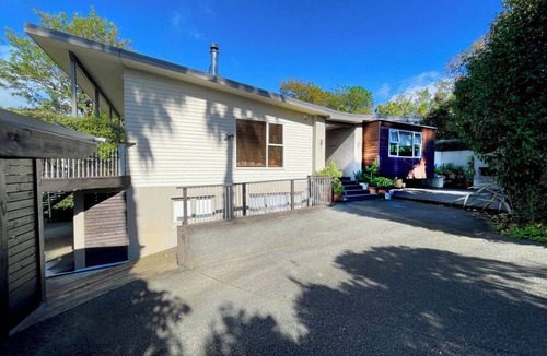 Titirangi Apartment | Beautiful Titirangi Bush & Sea View Santuary with large entertainers deck.