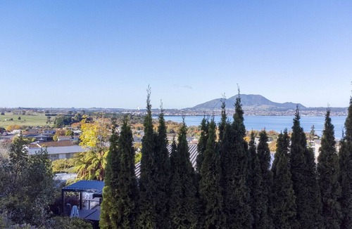 Acacia Bay House | Beauty By The Bay Beautiful Lake views and Spa Pool