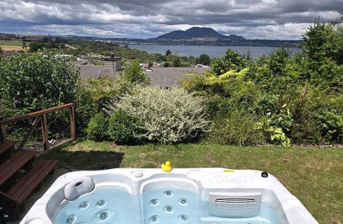 Acacia Bay House | Beauty By The Bay Beautiful Lake views and Spa Pool