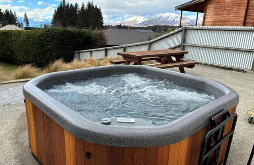 Tekapo House | Bedrock, Lake Tekapo - spa pool included