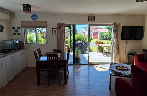 Mangawhai Heads House | Beks Retreat, 100 metres walk to Estuary,