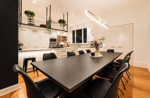 Riccarton Villa | Bel Air Mansion | 6BR | Sleeps 12 | Near CBD