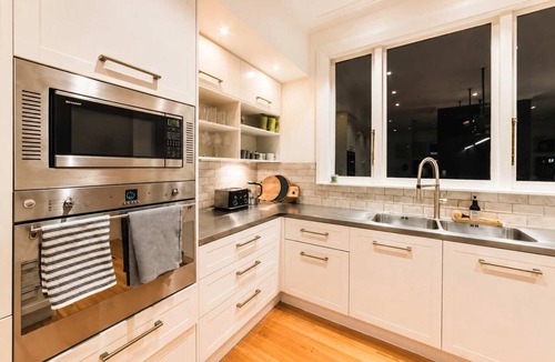 Riccarton Villa | Bel Air Mansion | 6BR | Sleeps 12 | Near CBD