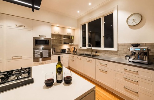 Riccarton Villa | Bel Air Mansion | 6BR | Sleeps 12 | Near CBD