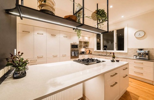 Riccarton Villa | Bel Air Mansion | 6BR | Sleeps 12 | Near CBD