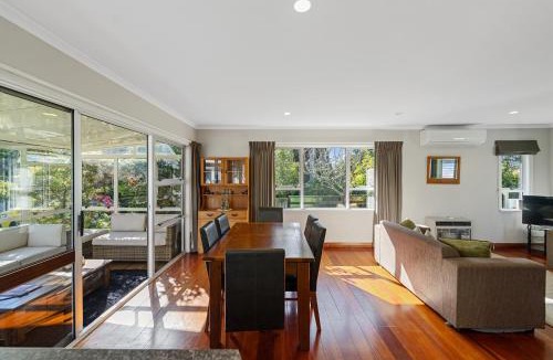 Oakura House | Bell Cottage - Oakura Holiday Home