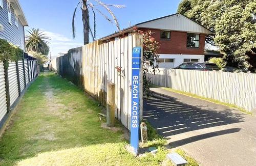 Omanu House | Big Beachside Bach/1 min to Sand & Sea/Sleeps 10