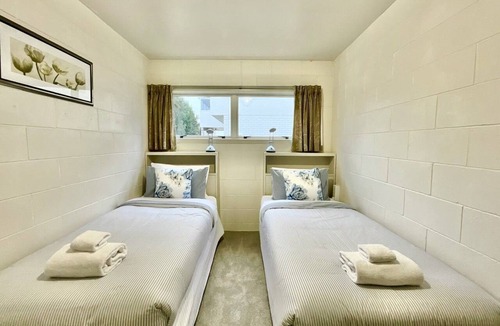 Omanu House | Big Beachside Bach/1 min to Sand & Sea/Sleeps 10