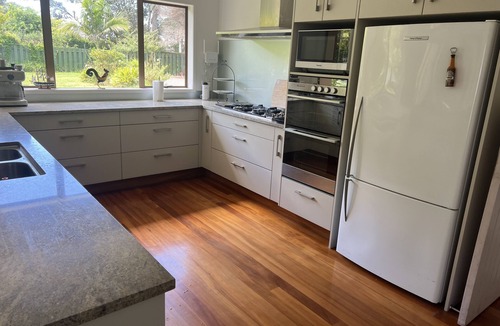 Manly House | Big Comfy Bach 200m wander to Beach Wifi Netflix Bring your friends & your dog