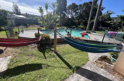 Manly House | Big Comfy Bach 200m wander to Beach Wifi Netflix Bring your friends & your dog