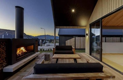 Jacks Point House | Big mountain views, Fireside evenings
