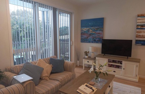 Paraparaumu Beach Apartment | Bijou at the Beach ! Cozy 1-bedroom apartment in wonderful Paraparaumu Beach!