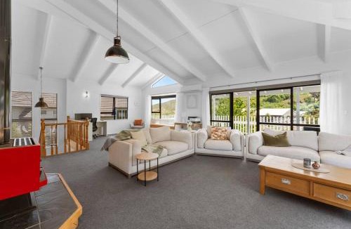 Acacia Bay House | Bird Songs and lake views with wifi