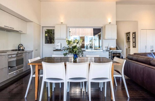 Onetangi House | Black Bach - Onetangi Beach & Sea Views