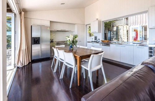 Onetangi House | Black Bach - Onetangi Beach & Sea Views
