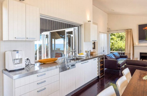 Onetangi House | Black Bach - Onetangi Beach & Sea Views