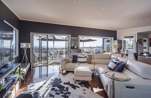 Stoke House | Black Vista