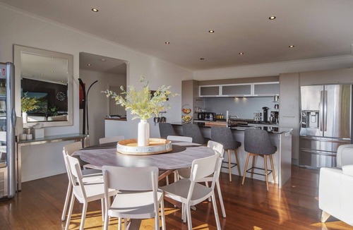 Stoke House | Black Vista