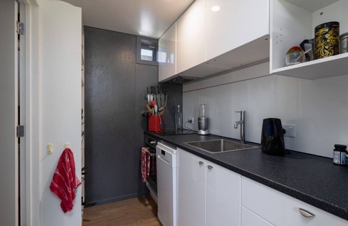 Tasman House | Black Wing Apartment close to the Abel Tasman