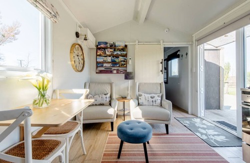 Lincoln Cottage | Blackbird Cottage-Country Comfort, Birdsong & Pigs