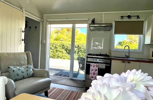 Lincoln Cottage | Blackbird Cottage-Country Comfort, Birdsong & Pigs