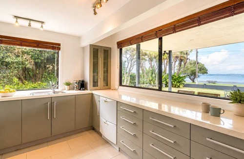 Blackpool House | Blackpool Bayside - Spa - Easy Walk to Oneroa