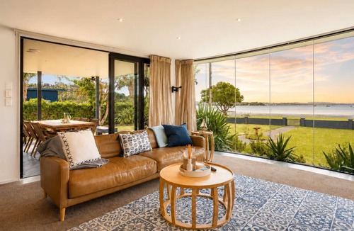 Blackpool House | Blackpool Bayside - Spa - Easy Walk to Oneroa