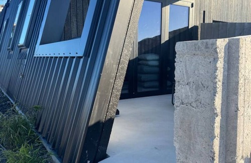 Wanaka Apartment | Blue Moon Apartment-Epic Mountain views Wanaka.