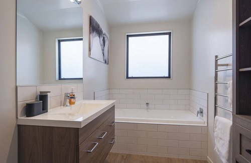 Tahunanui House | Blue Water Views