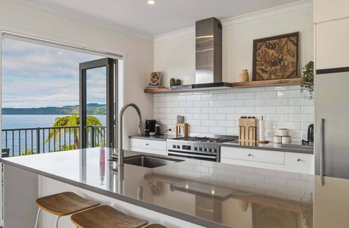 Lake Tarawera House | Boat Shed Bay - Lake Tarawera, Jetty & Spa Pool