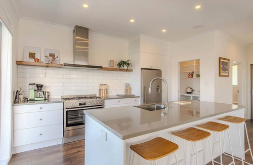 Lake Tarawera House | Boat Shed Bay - Lake Tarawera, Jetty & Spa Pool