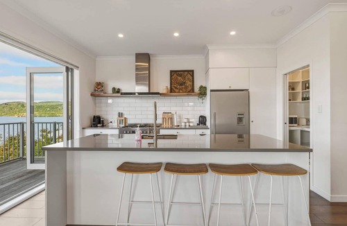Lake Tarawera House | Boat Shed Bay - Lake Tarawera, Jetty & Spa Pool