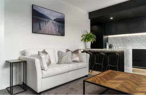 Edgeware Apartment | Boutique Apartment,5 Minutes to Hagley Park & City