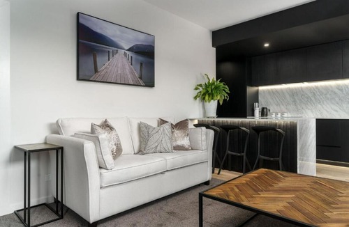 Edgeware Apartment | Boutique Apartment,5 Minutes to Hagley Park & City