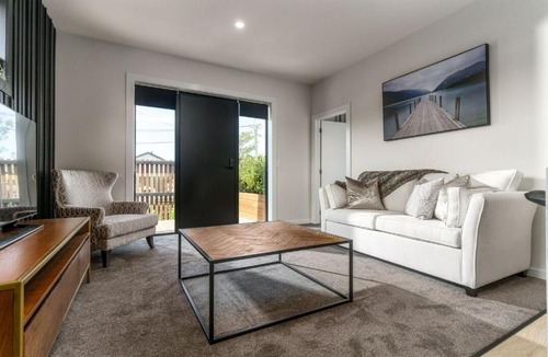 Edgeware Apartment | Boutique Apartment,5 Minutes to Hagley Park & City