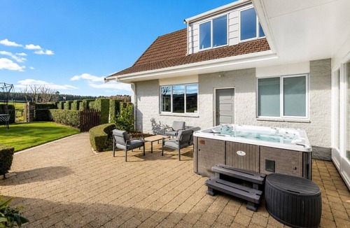Nukuhau House | Boutique Estate Stay, Spa, Pool & Lake Views