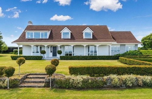 Nukuhau House | Boutique Estate Stay, Spa, Pool & Lake Views