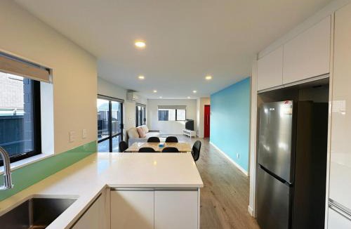Auckland House | Brand New 3BR v Beach&Train Walk v Courtyard Garage