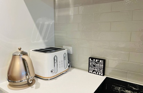 Avondale House | Brand New Modern Cozy Home at Central Location| Family Friendly with Netflix