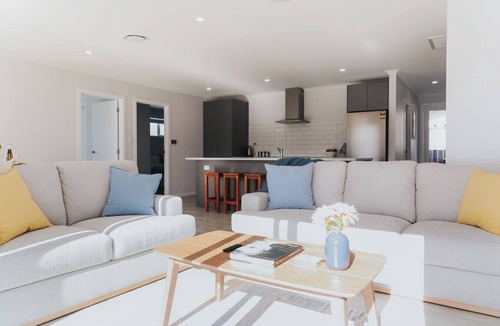 Ngongotaha House | Brand new, near the lake, sleeps 8!