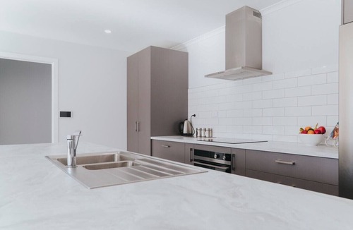 Ngongotaha House | Brand new, near the lake, sleeps 8!