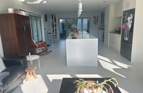 Whitby House | Bright, Contemporary Sanctuary. Beach and City buzz on your doorstep